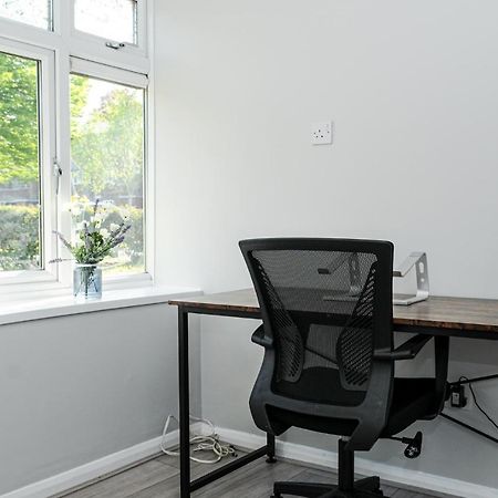 Greater London, 1 Bed London Flat, Parking, Nr Metro Stations, 15Mins To London Leilighet Eksteriør bilde