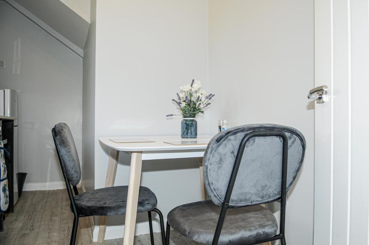 Greater London, 1 Bed London Flat, Parking, Nr Metro Stations, 15Mins To London Leilighet Eksteriør bilde